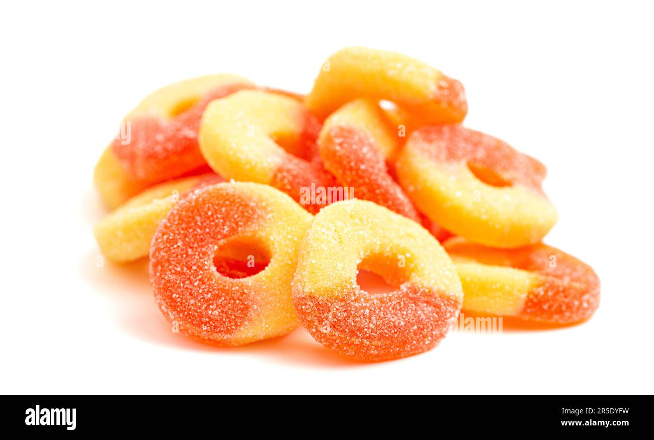 Le caramelle classiche ad anello di Peach isolate su uno sfondo bianco Foto Stock