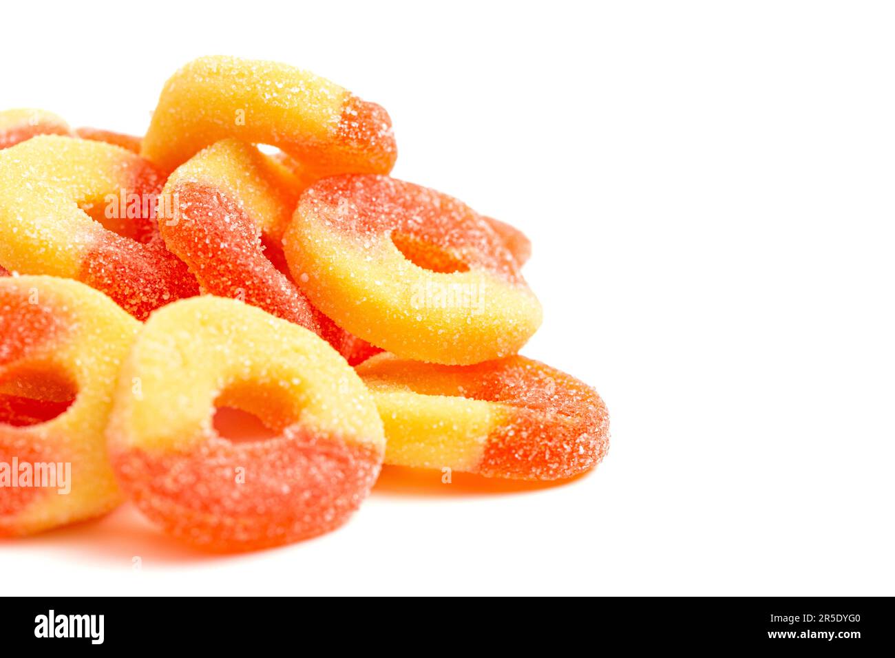 Le caramelle classiche ad anello di Peach isolate su uno sfondo bianco Foto Stock