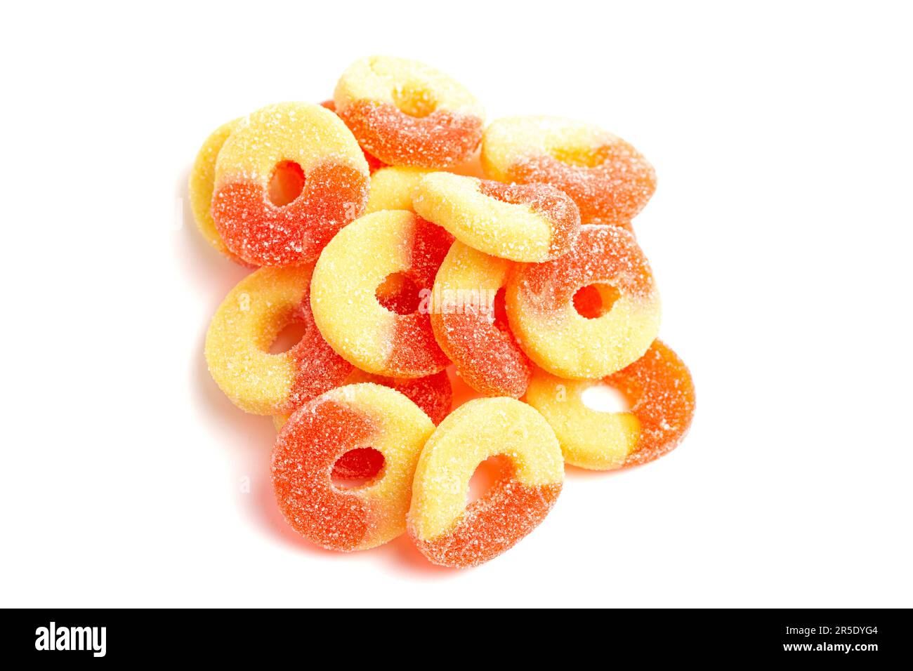 Le caramelle classiche ad anello di Peach isolate su uno sfondo bianco Foto Stock