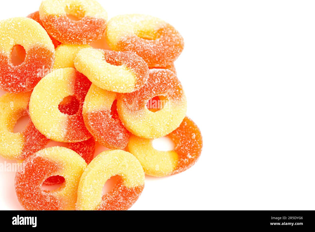 Le caramelle classiche ad anello di Peach isolate su uno sfondo bianco Foto Stock