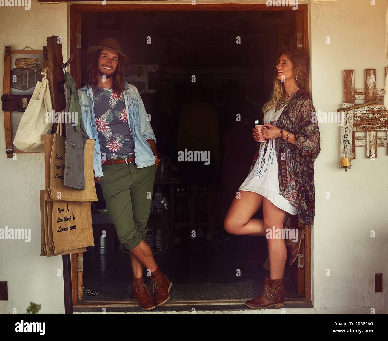 Una volta ogni tanto è bello rallentare. una giovane coppia affettuosa che si posa all'esterno di un negozio di strada. Foto Stock