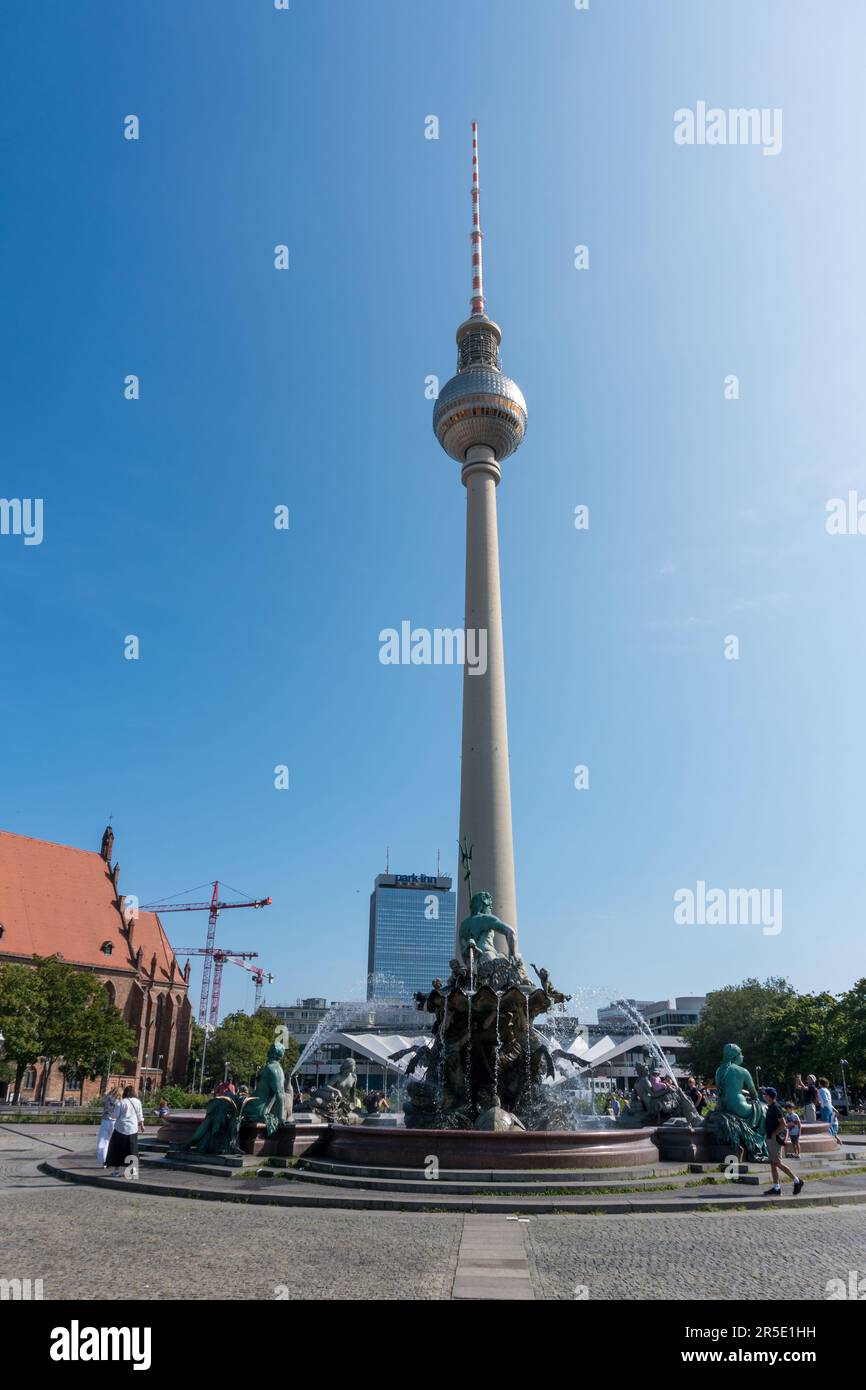 Berlino, Germania-9 agosto 2022: Vista della famosa torre televisiva di Berlino durante una giornata di sole Foto Stock