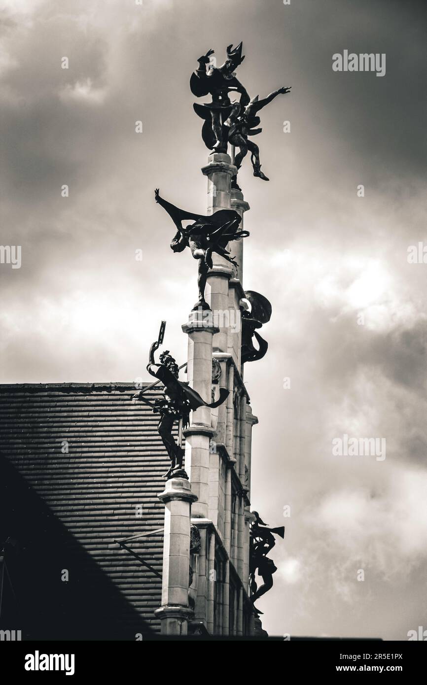 Dancing Harlequins in cima alla Sala delle Gilde dei Massoni in Monochrome - Gand, Belgio Foto Stock