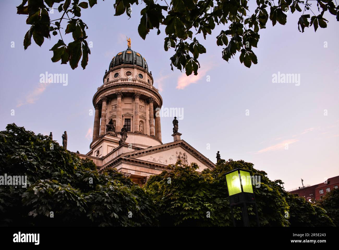 La Chiesa francese in una cornice di foglie - Gendarmenmarkt, Berlino, Germania Foto Stock