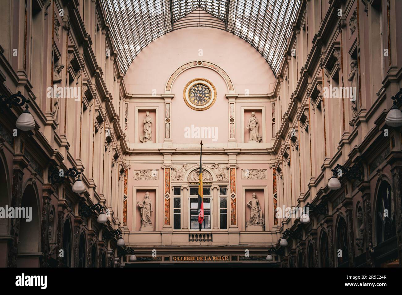 All'interno delle Gallerie reali di Saint-Hubert a Bruxelles, Belgio Foto Stock