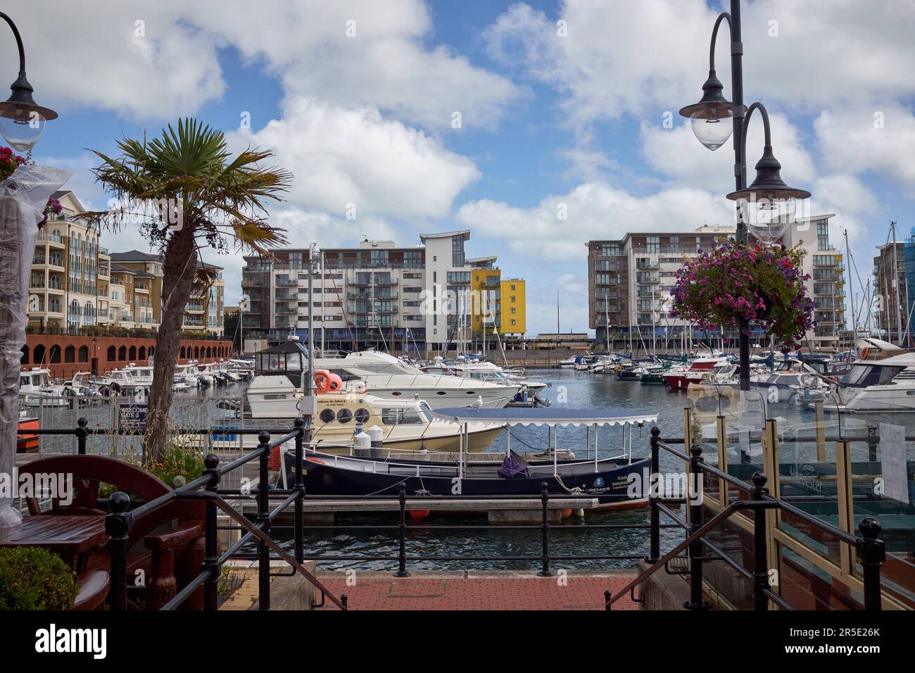 Eastbourne, East Sussex, Regno Unito - Agosto 7 2021: Yacht a Sovereign Harbour con edifici di appartamenti sullo sfondo. Foto Stock