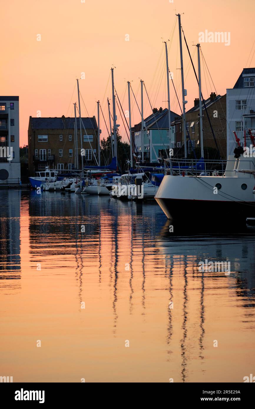 Sovereign Harbour Eastbourne al tramonto con riflessi di barche ed edifici Foto Stock