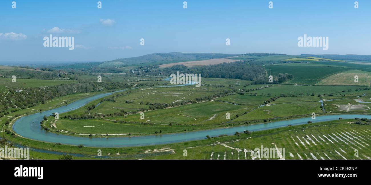 Vista panoramica del tortuoso fiume Cuckmere e della valle dall'alto e sul sentiero pedonale verso Alfriston. West Dean, Seaford, East Sussex, Inghilterra Foto Stock