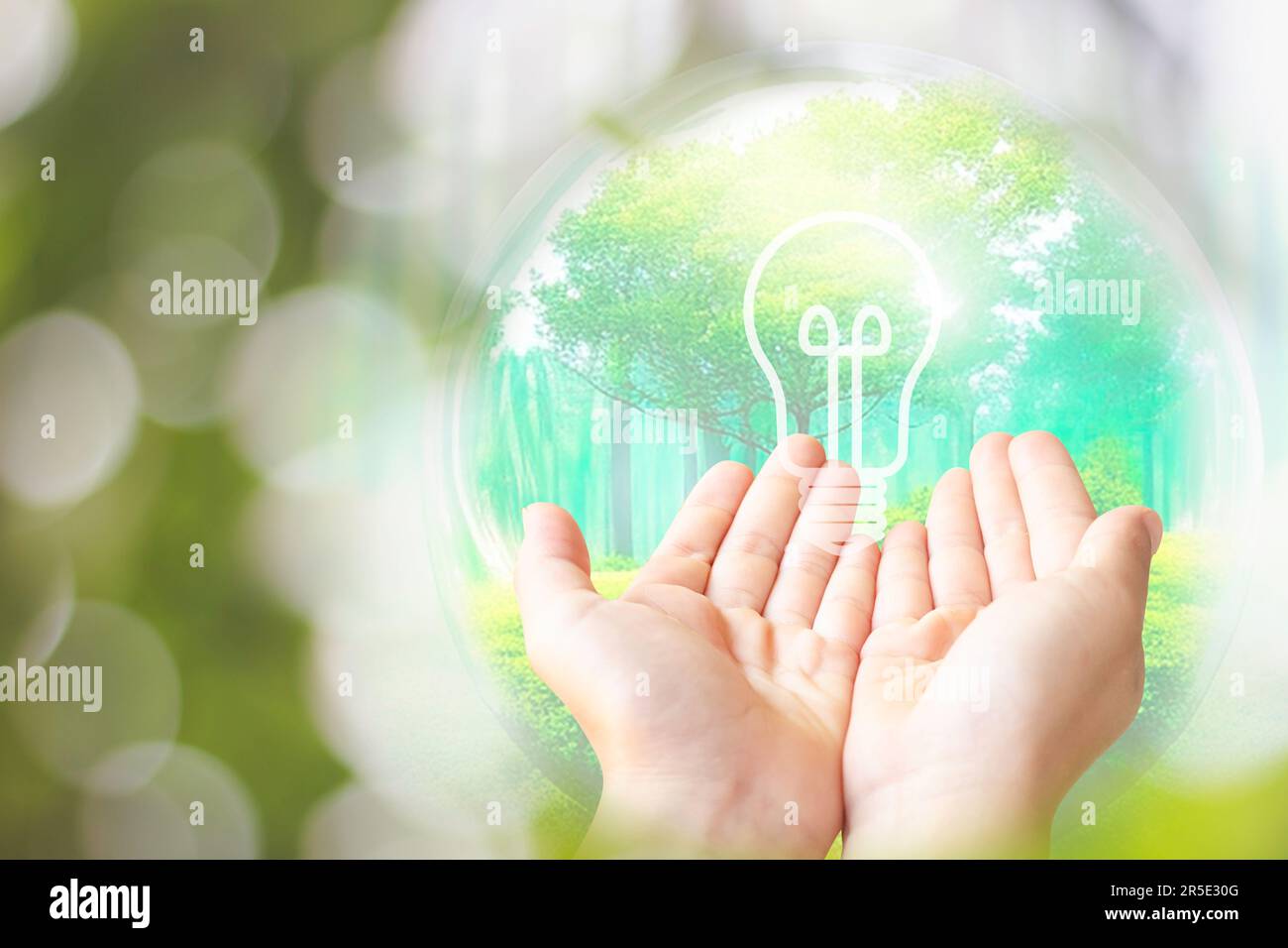 Terra in forma goccia d'acqua dalla cima dei bambini mano su sfondo verde per il concetto di giornata internazionale dell'acqua o giornata mondiale dell'ambiente Foto Stock