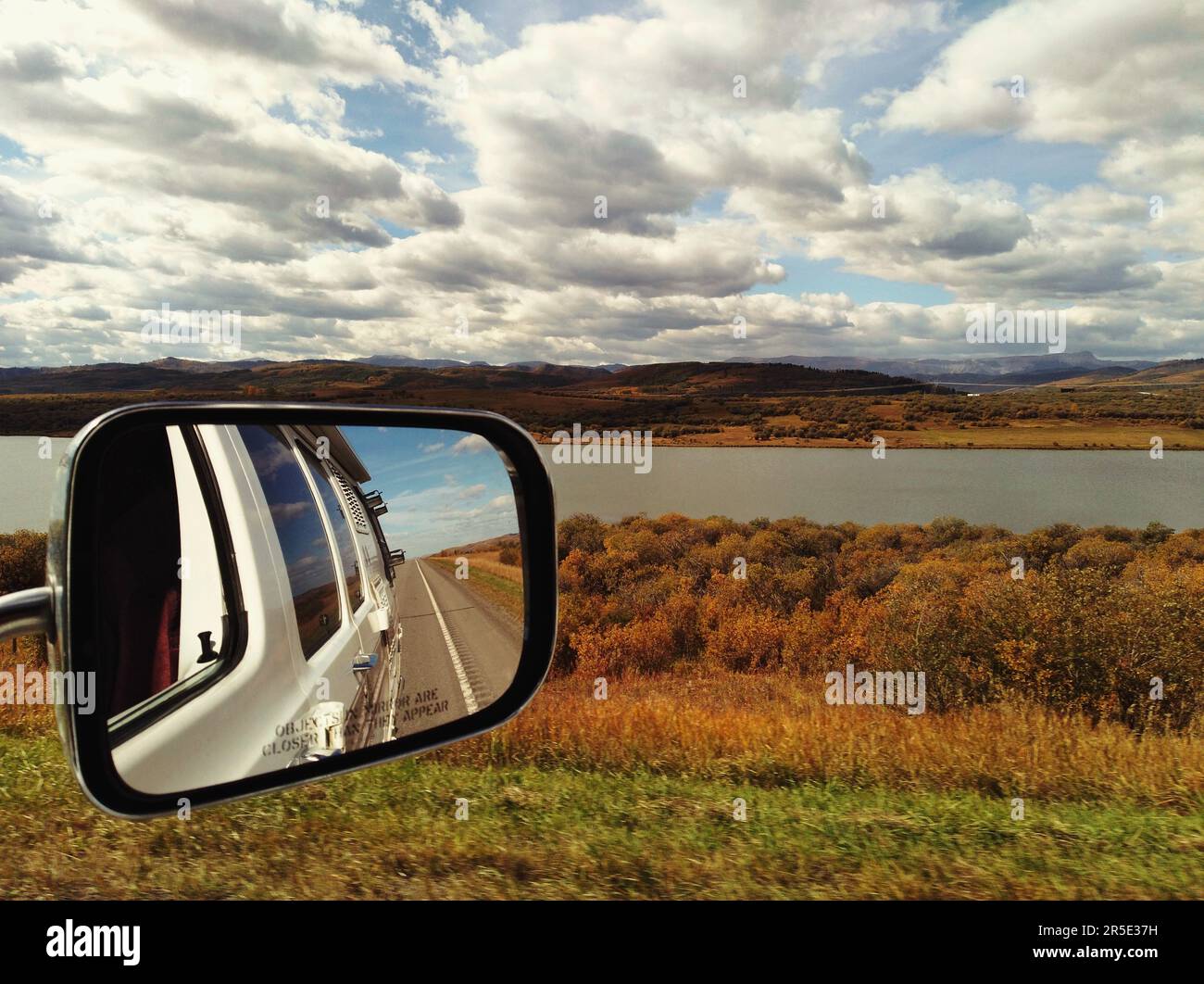 Vista laterale o da un raro specchio che si affaccia sul parco provinciale della riserva naturale di Chain Lakes sull'autostrada 22, Cowboy Trail vicino a Long View, Alberta, Canad Foto Stock