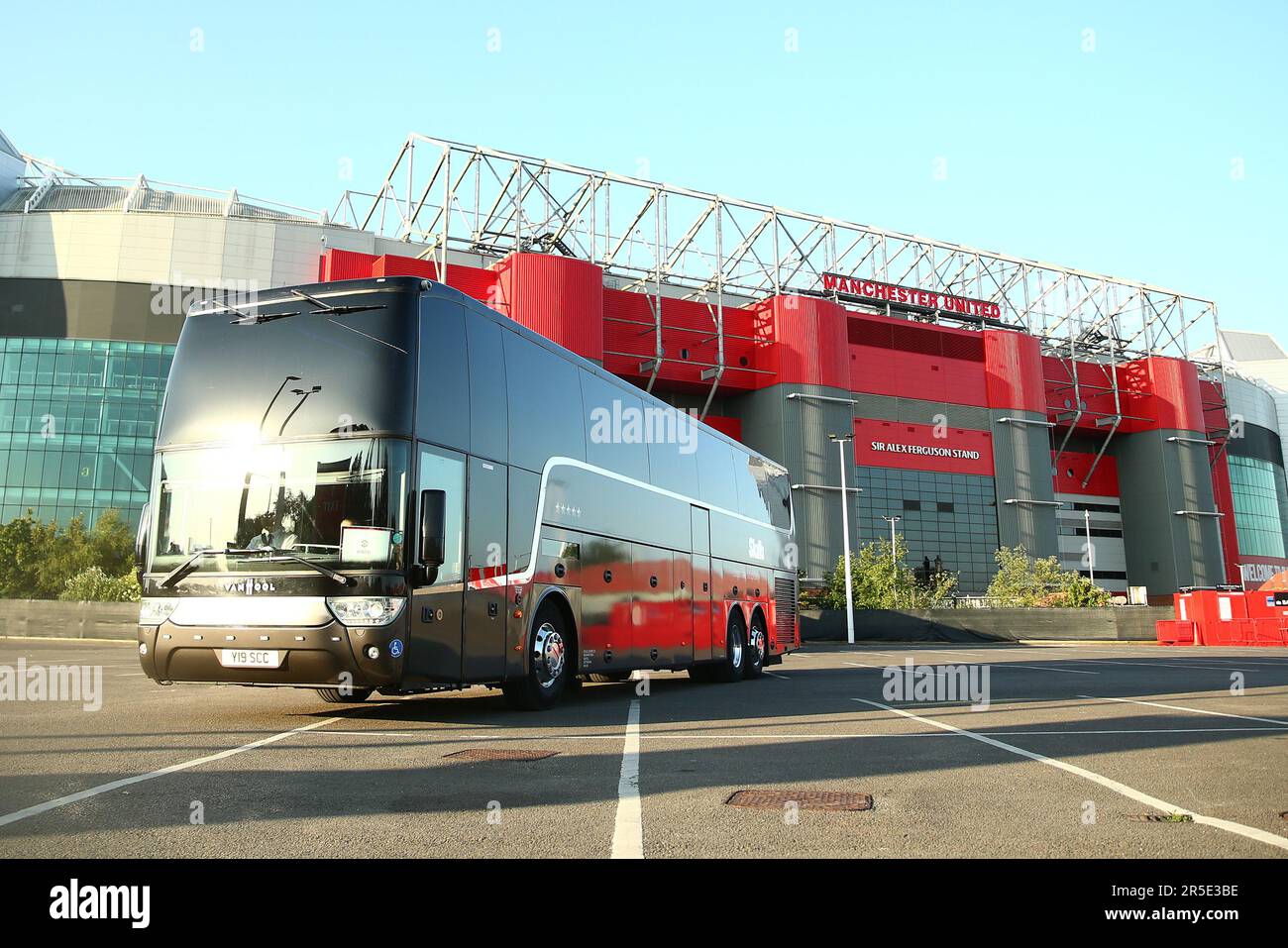 Un pullman in attesa di portare i tifosi del Manchester United allo Stadio di Wembley fuori da Old Trafford davanti alla finale della Emirates fa Cup tra Manchester City e Manchester United. Data immagine: Sabato 3 giugno 2023. Foto Stock