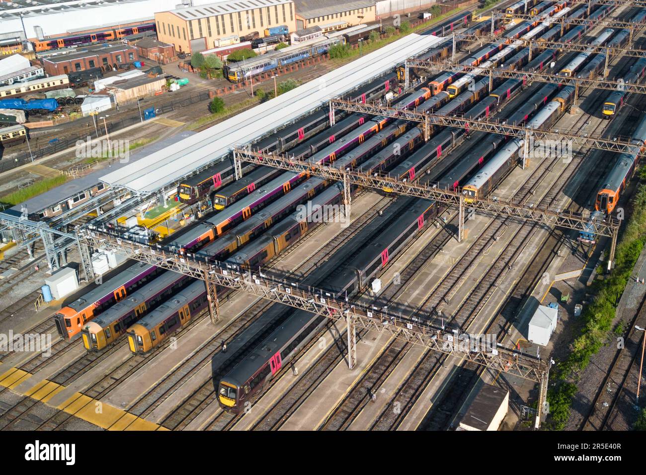 Tyseley, Birmingham 3rd giugno 2023 - le dispute salariali in corso tra il governo e i sindacati ASLEF e RMT hanno visto una quasi intera rete ferroviaria chiusa il sabato. I treni sono stati lasciati parcheggiati e inutilizzati presso il deposito Tyseley per la manutenzione della trazione (TMD), poiché entrambi i sindacati hanno respinto le offerte retributive presentate dal governo, con i reclami che vi è ancora un forte sostegno per l'azione industriale tra i loro membri. Credit: Stop Press Media/Alamy Live News Foto Stock