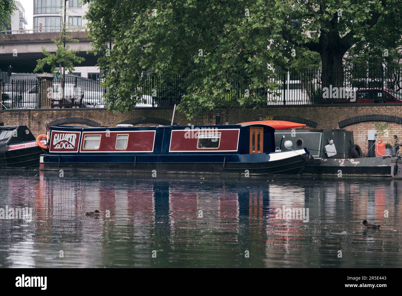 LONDRA, Regno Unito - 21st GIUGNO 2021: casa galleggiante rossa, bianca e blu ormeggiato sul canale del Regent, Little Venice, West London. Foto Stock