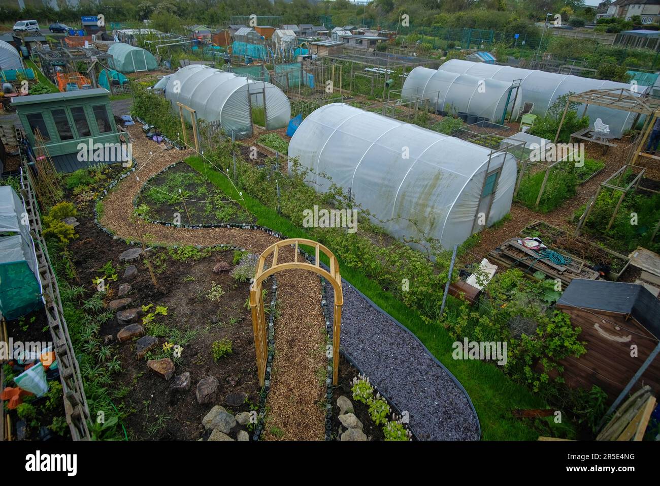 Un tipico giardino britannico a Eastbourne, East Sussex. Un giardino di comunità per gli individui o i gruppi per coltivare cibo o fiori. Foto Stock