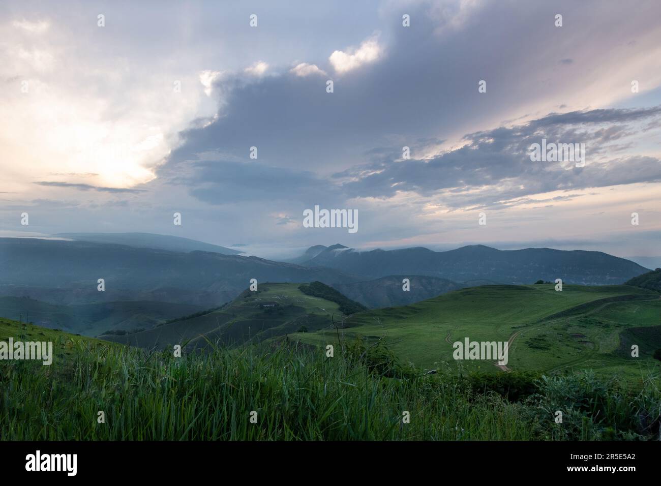 Vista delle montagne e dei pascoli del Caucaso al tramonto nella regione di Akusha, Repubblica del Daghestan, Federazione russa Foto Stock
