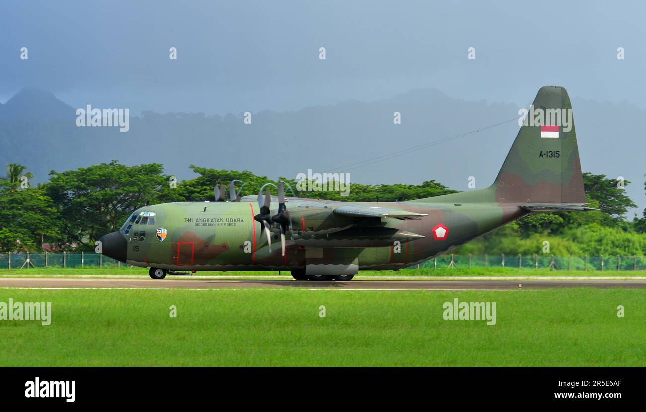 Langkawi, Malesia - 28 maggio 2023. Forze aeree indonesiane Lockheed C-130H (A-1315) tassare Hercules per decollare dall'aeroporto di Langkawi (LGK), Malesia. Foto Stock