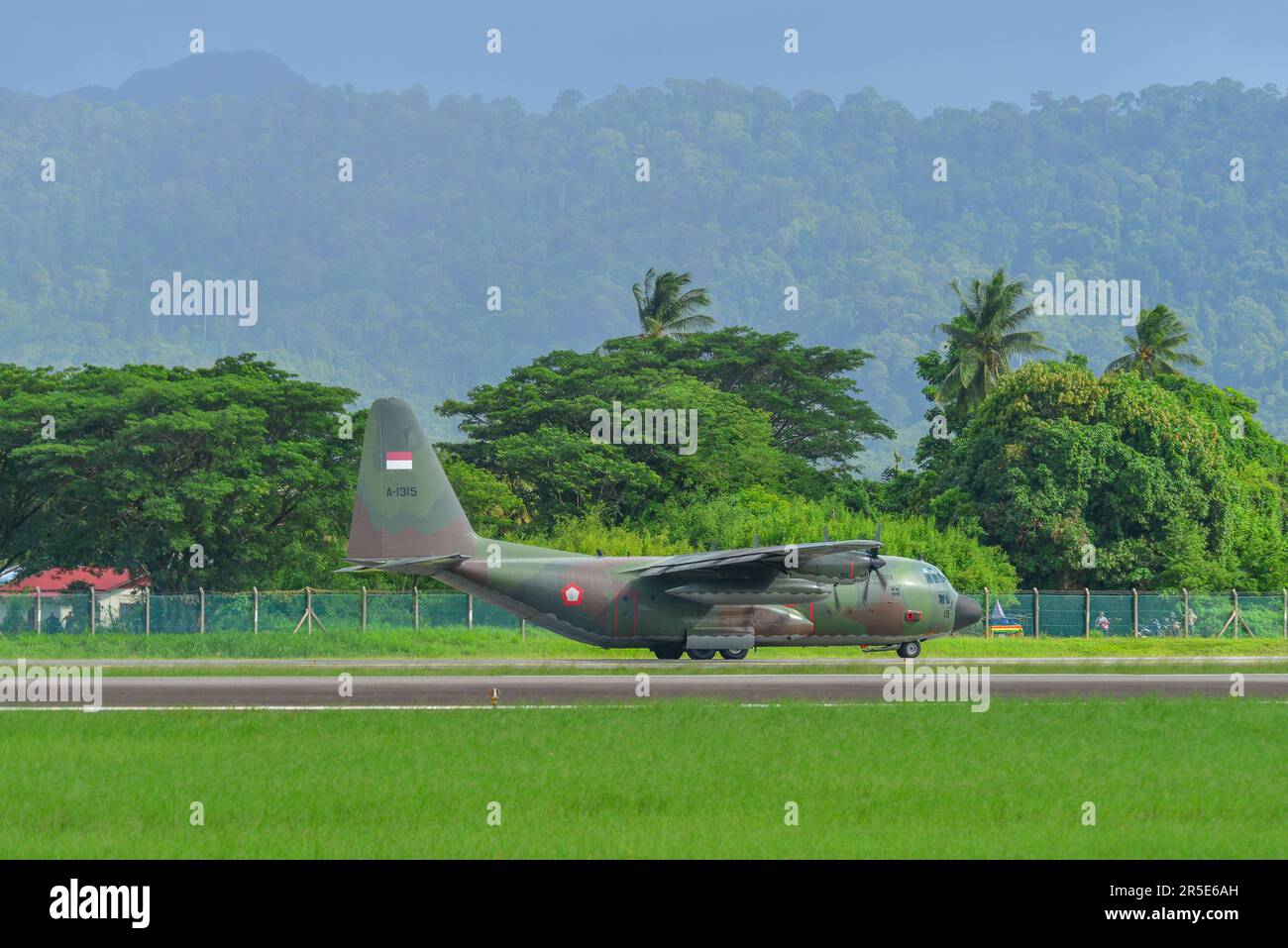 Langkawi, Malesia - 28 maggio 2023. Forze aeree indonesiane Lockheed C-130H (A-1315) tassare Hercules per decollare dall'aeroporto di Langkawi (LGK), Malesia. Foto Stock