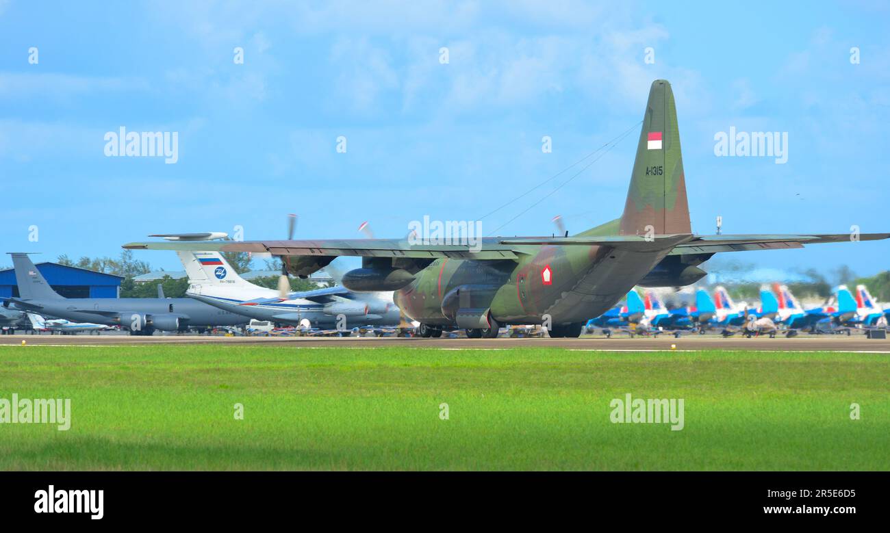 Langkawi, Malesia - 28 maggio 2023. Forze aeree indonesiane Lockheed C-130H (A-1315) tassare Hercules per decollare dall'aeroporto di Langkawi (LGK), Malesia. Foto Stock