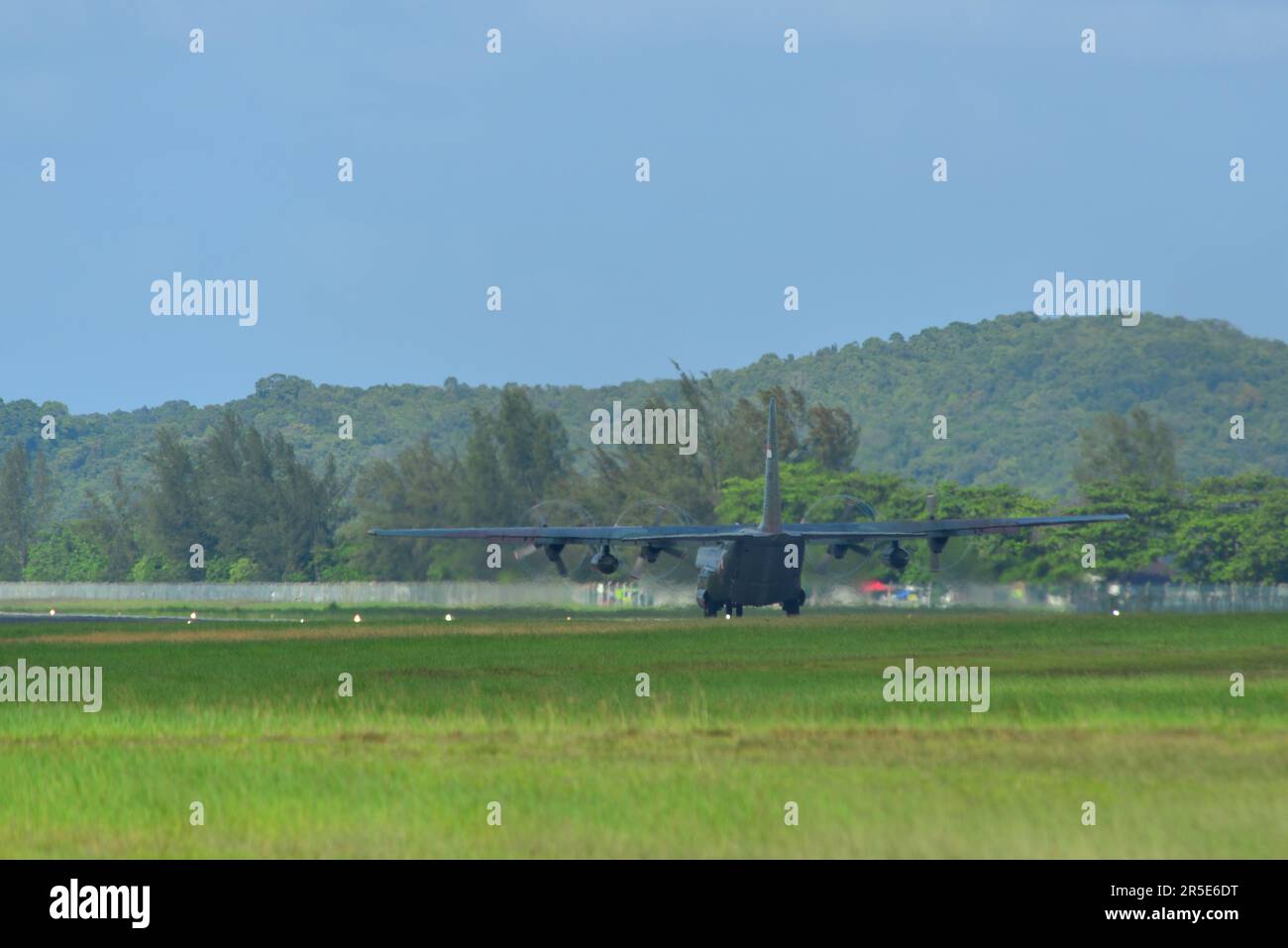 Langkawi, Malesia - 28 maggio 2023. Forze aeree indonesiane Lockheed C-130H (A-1315) tassare Hercules per decollare dall'aeroporto di Langkawi (LGK), Malesia. Foto Stock