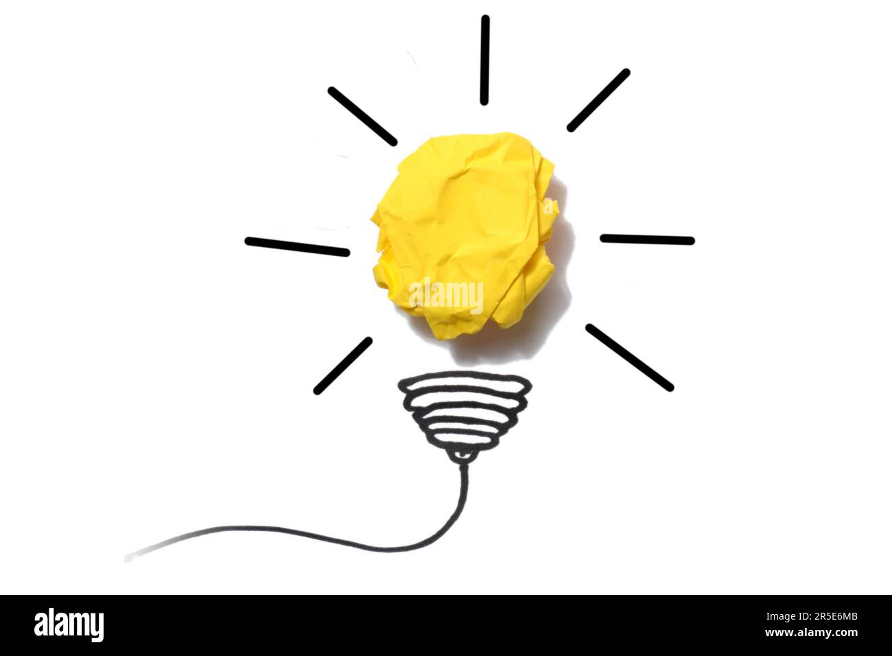 Concetto di ispirazione accartocciata carta di colore lampadina metafora per la buona idea Foto Stock