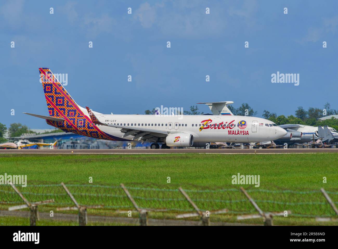Langkawi, Malesia - 28 maggio 2023. 9m-LCV Batik Air Malaysia Boeing 737-800(WL) tassando all'Aeroporto di Langkawi (LGK), Malesia. Foto Stock
