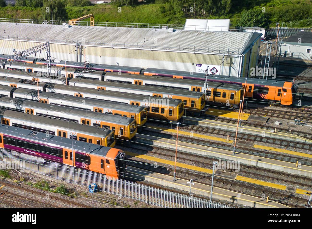 Winson Green, Birmingham 3rd giugno 2023 - le dispute salariali in corso tra il governo e i sindacati ASLEF e RMT hanno visto una quasi intera rete ferroviaria chiusa il sabato. I treni sono stati lasciati parcheggiati e inutilizzati presso il deposito di manutenzione della trazione di Soho (TMD), poiché entrambi i sindacati hanno respinto le offerte retributive presentate dal governo, con i reclami che vi è ancora un forte sostegno per l'azione industriale tra i loro membri. Credit: Stop Press Media/Alamy Live News Foto Stock