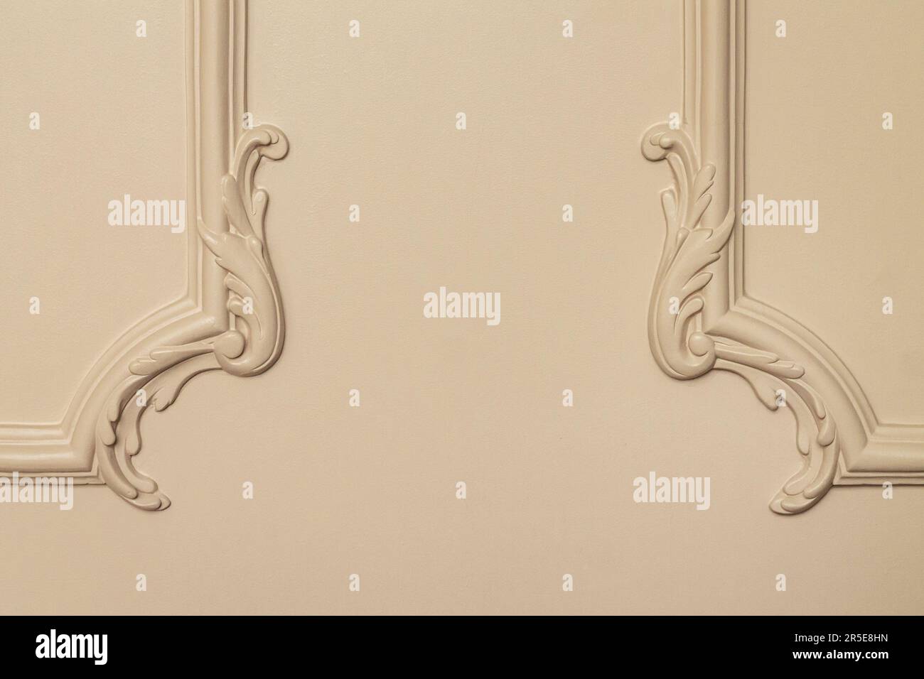 Parete di lusso beige a bassorilievo con modanature in stucco elemento di stile classico Foto Stock