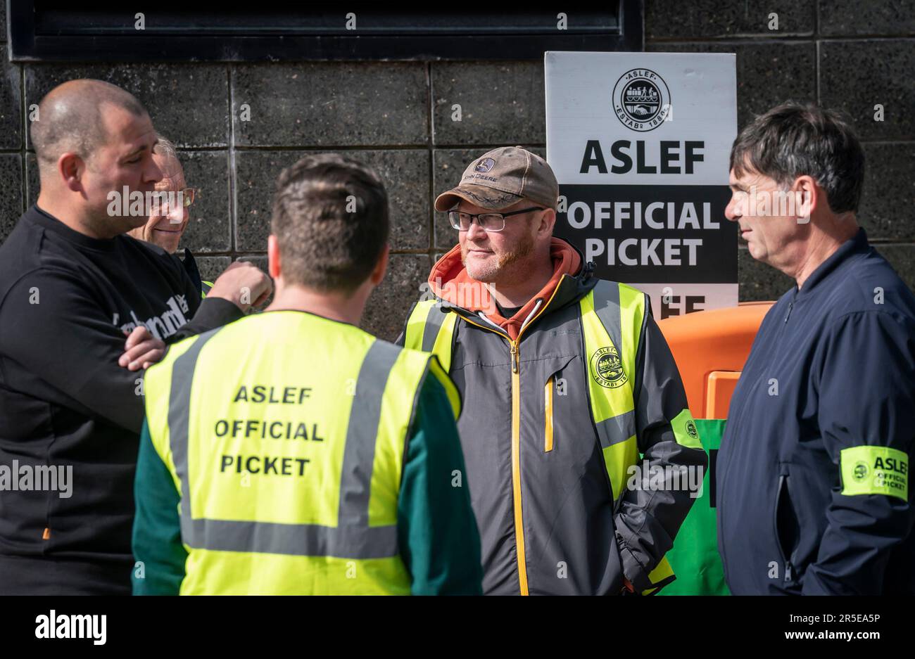 Membri del sindacato di Aslef su una linea del picket vicino alla stazione ferroviaria di Leeds, mentre i membri del sindacato di Aslef escono nella disputa lunga sulla retribuzione e sulle condizioni. Data immagine: Sabato 3 giugno 2023. Foto Stock