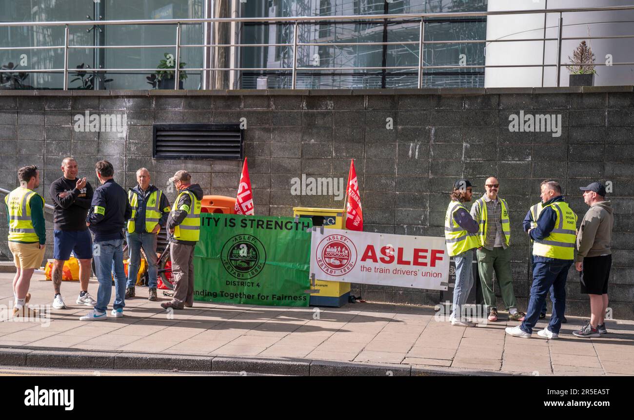 Membri del sindacato di Aslef su una linea del picket vicino alla stazione ferroviaria di Leeds, mentre i membri del sindacato di Aslef escono nella disputa lunga sulla retribuzione e sulle condizioni. Data immagine: Sabato 3 giugno 2023. Foto Stock