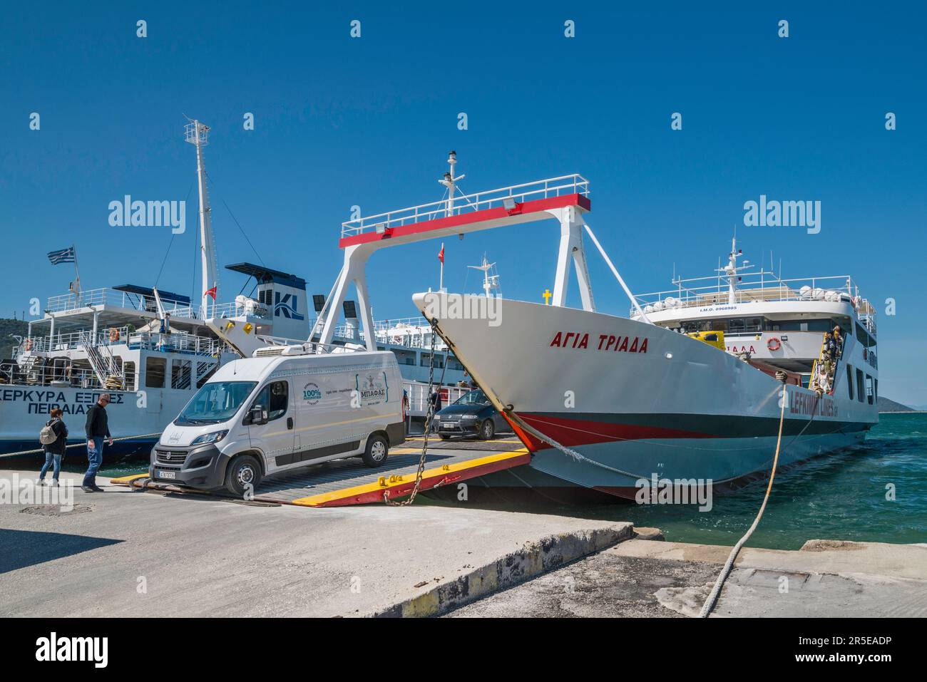 I veicoli sbarcano dal traghetto Agia Triada, linee Lefkimmi, dopo essere arrivati da Lefkimmi all'isola di Corfù a Igoumenitsa, regione dell'Epiro, Grecia Foto Stock