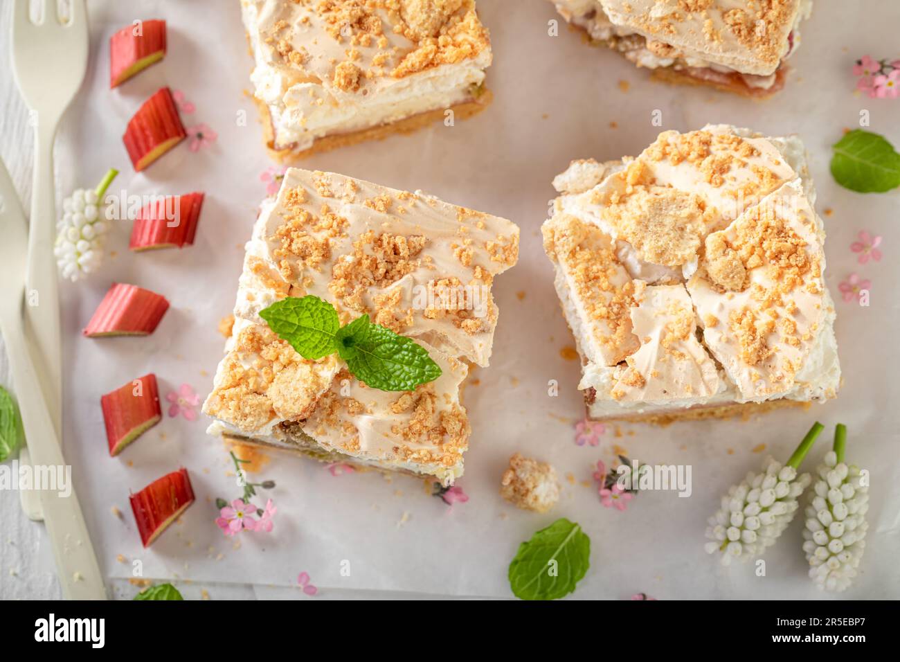 Vista dall'alto della torta al lievito di rabarbaro servita con tè. Formare la torta con rabarbaro e sbriciolarla. Foto Stock