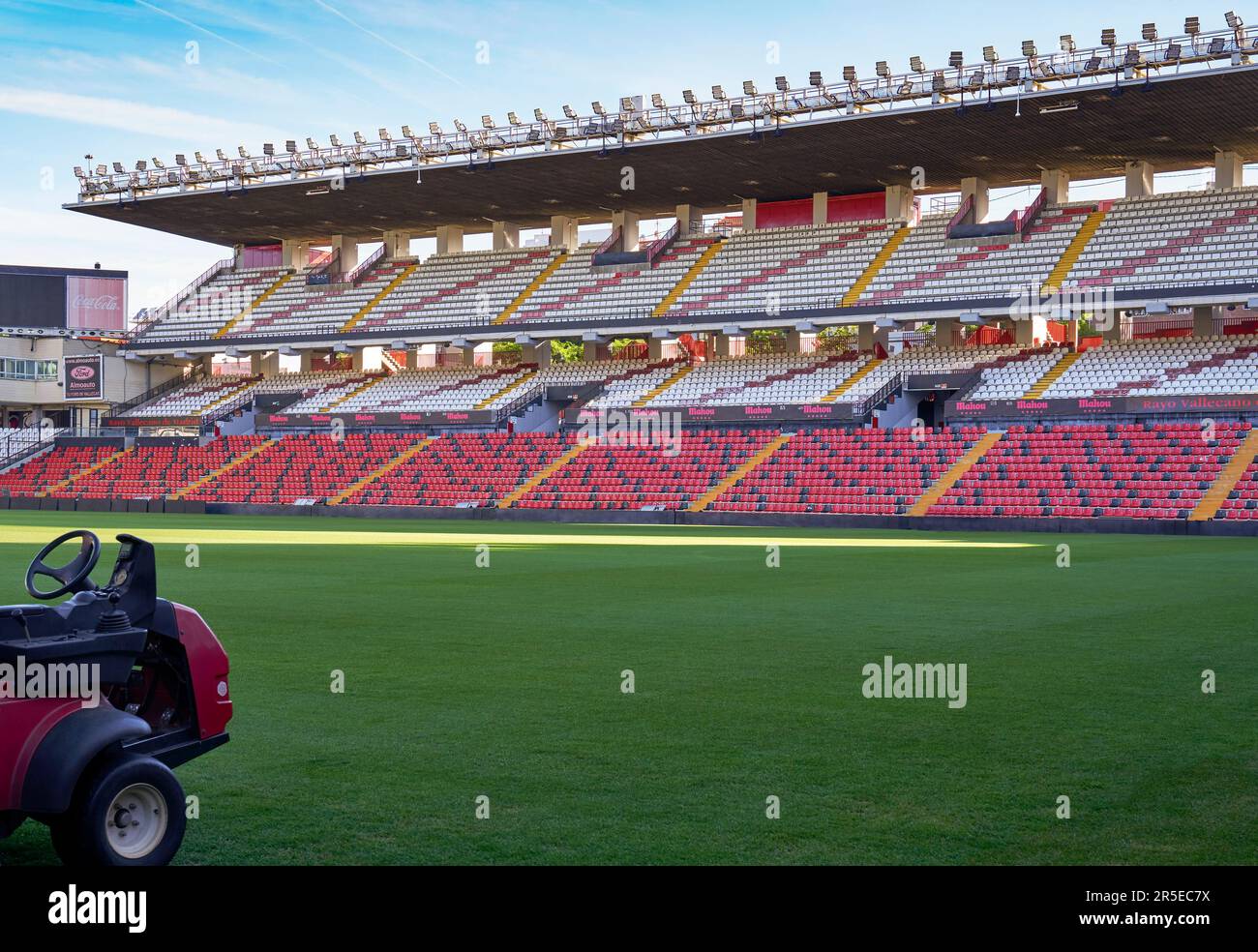 Vista sul campo allo stadio Rayo Vallecano di Madrid Foto Stock