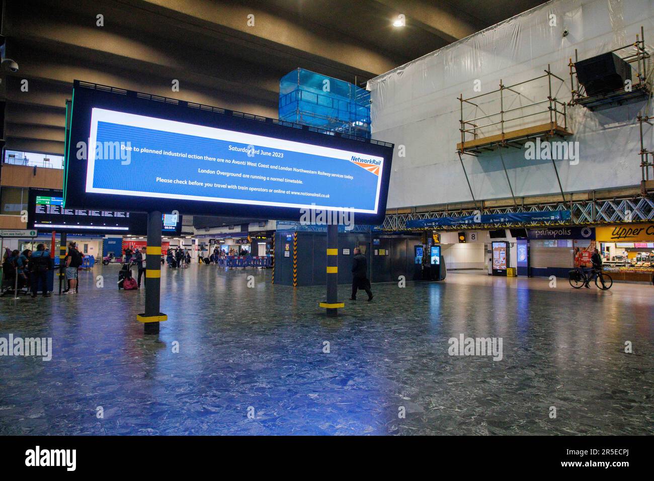 Londra, Regno Unito. 3rd giugno, 2023. Una stazione di Euston deserta alle 9am:00 di un sabato mattina. I membri dell'Unione ASLEF sono in sciopero oggi dopo aver rifiutato la recente offerta di pagamento. Oggi è una giornata impegnativa a Londra con la finale della F A Cup a Wembley, l'Epsom Derby e un grande concerto di Beoynce allo stadio Tottenham Hospur. ASLEF stanno progettando ulteriori scioperi a meno che il governo non torni con un'offerta salariale migliorata. I membri del sindacato di RMT inoltre stanno intraprendendo l'azione di sciopero questo wekk. Credit: Joe Maida/Alamy Live News Foto Stock