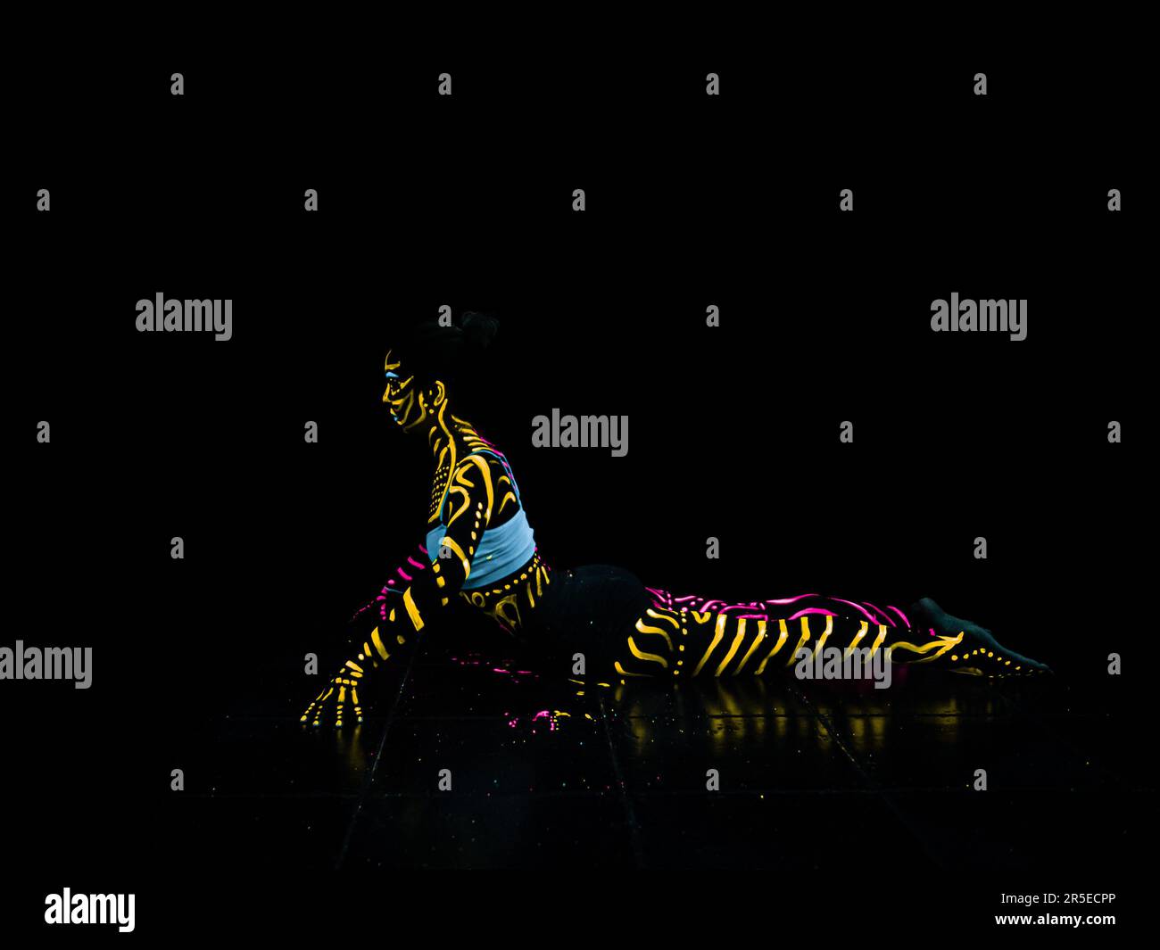 Giovane uomo dipinta in vernice fluorescente Foto stock - Alamy