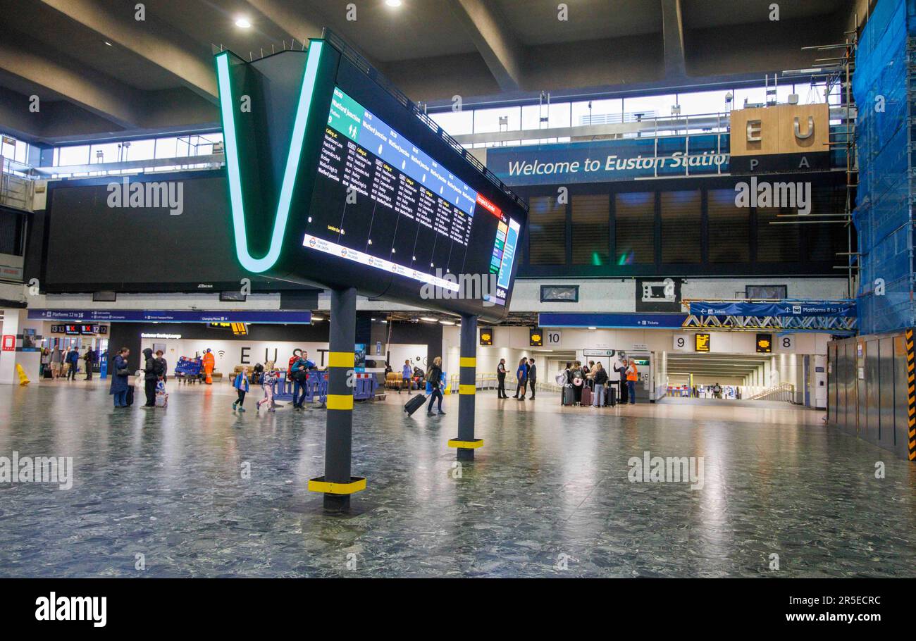 Londra, Regno Unito. 3rd giugno, 2023. Una stazione di Euston deserta alle 9am:00 di un sabato mattina. I membri dell'Unione ASLEF sono in sciopero oggi dopo aver rifiutato la recente offerta di pagamento. Oggi è una giornata impegnativa a Londra con la finale della F A Cup a Wembley, l'Epsom Derby e un grande concerto di Beoynce allo stadio Tottenham Hospur. ASLEF stanno progettando ulteriori scioperi a meno che il governo non torni con un'offerta salariale migliorata. I membri del sindacato di RMT inoltre stanno intraprendendo l'azione di sciopero questo wekk. Credit: Joe Maida/Alamy Live News Foto Stock