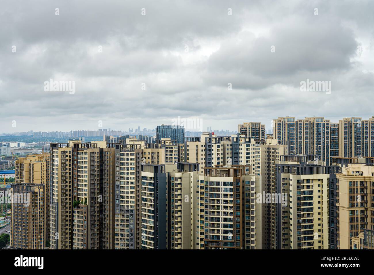 Edifici residenziali in molte città con tempo nuvoloso Foto Stock