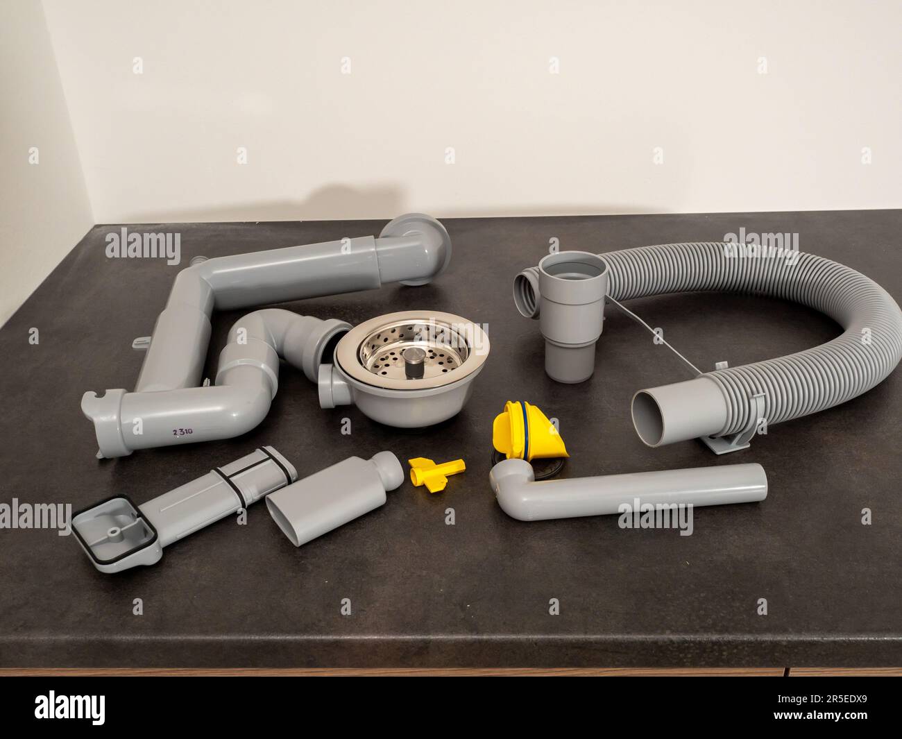 Collegamenti per l'installazione di un lavello da cucina. sifone cucina  Foto stock - Alamy