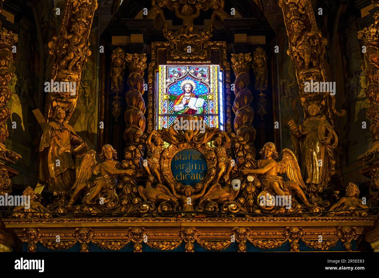 Valencia, Spagna - 17 luglio 2022: Vetrata incorniciata in strutture color oro. Caratteristiche architettoniche degli interni nella Cattedrale Metropolitana Foto Stock