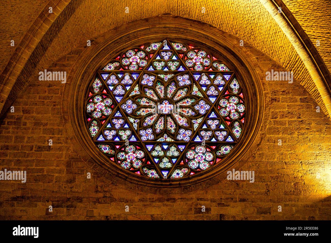 Valencia, Spagna - 17 luglio 2022: Lucernario circolare. Caratteristiche architettoniche interne nella Cattedrale Metropolitana - Basilica dell'Assunzione della nostra la Foto Stock