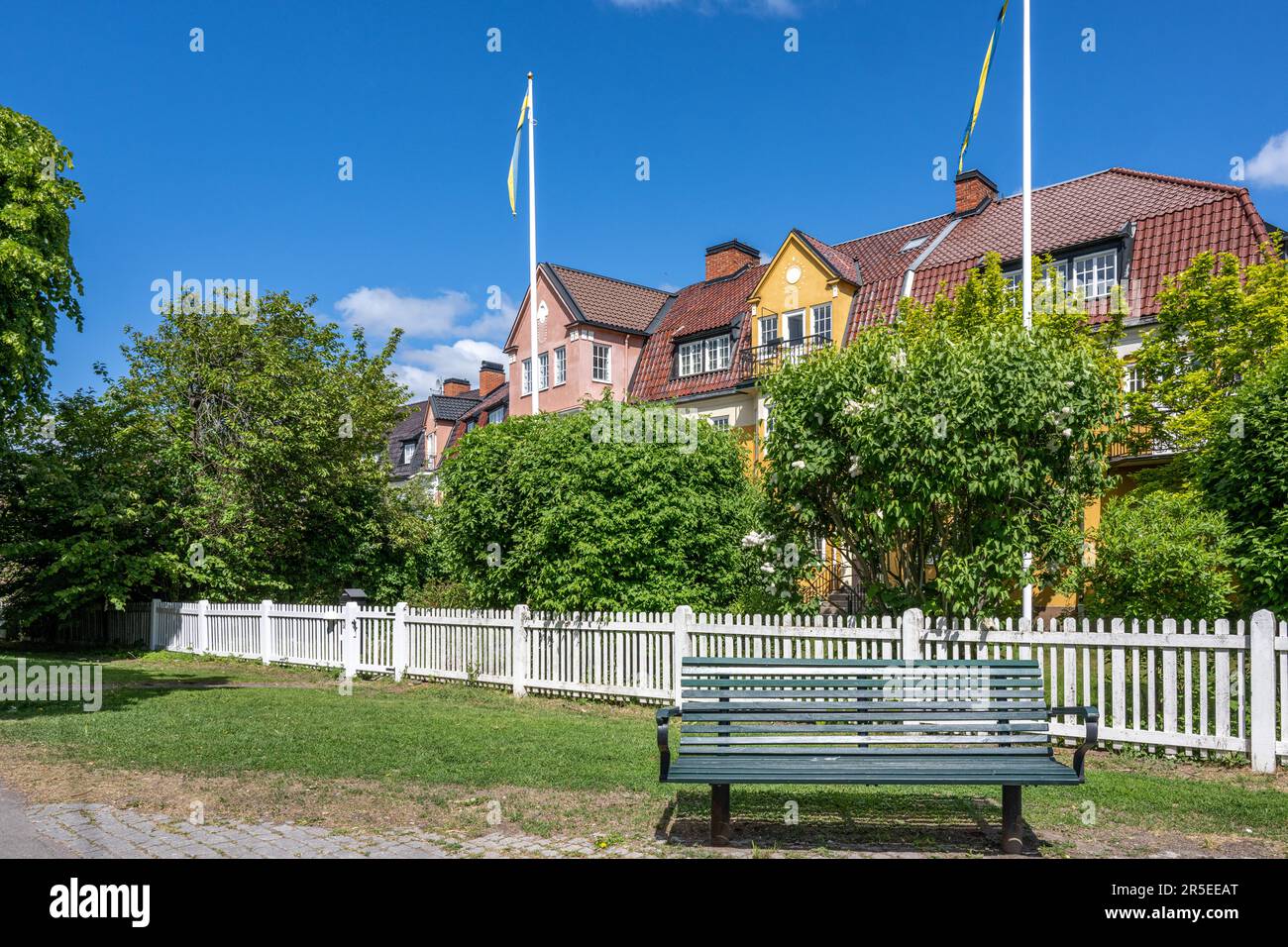 Lilac comune fiorire nei giardini delle case in stile inglese fila a sud Promenade in una giornata di sole ai primi di giugno a Norrköping. Foto Stock