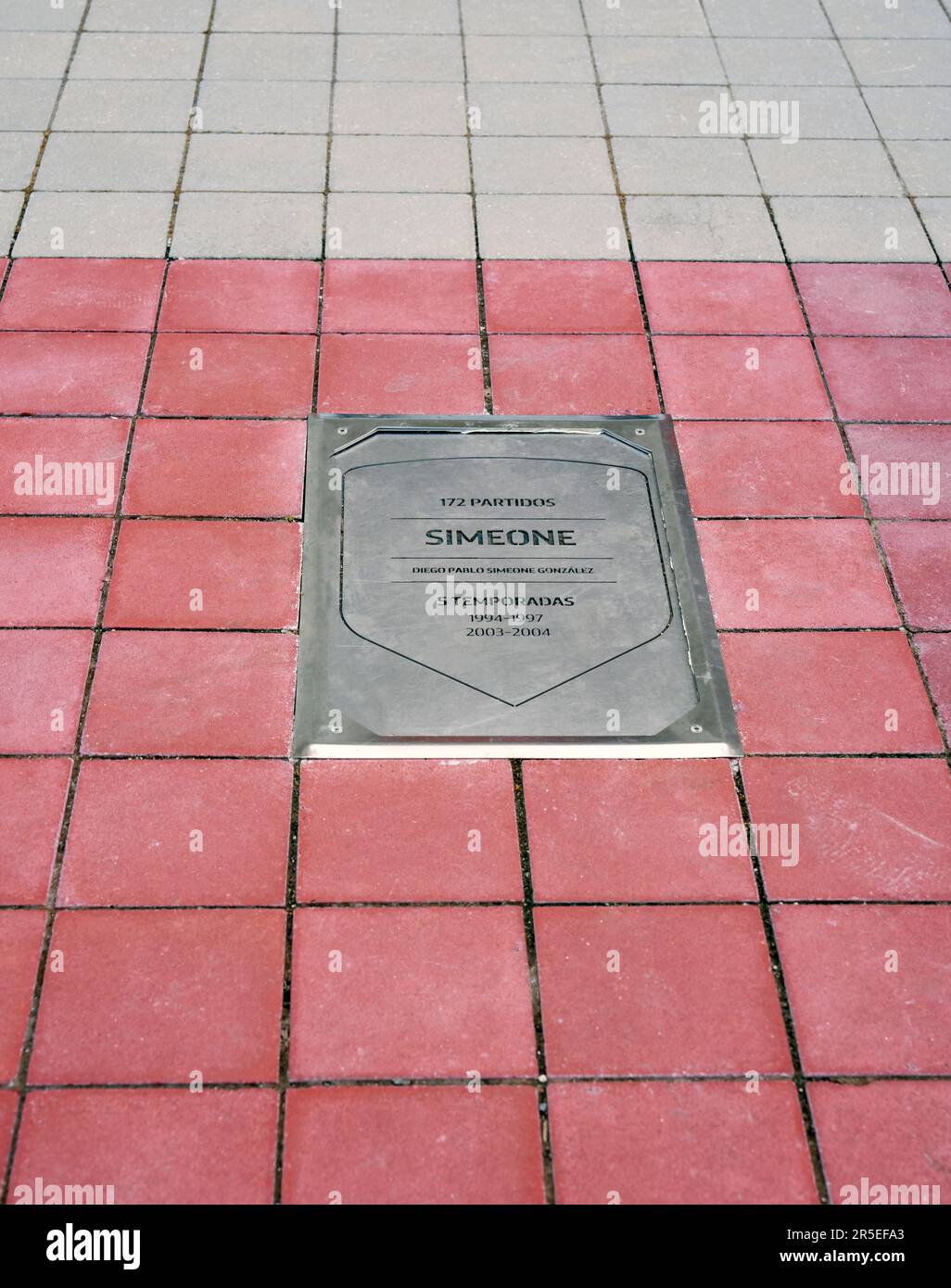 Piatti con i nomi dei giocatori souvenir in vendita nel negozio dell'arena Civitas Metropolitano, lo stadio ufficiale dell'FC Athletic Foto Stock