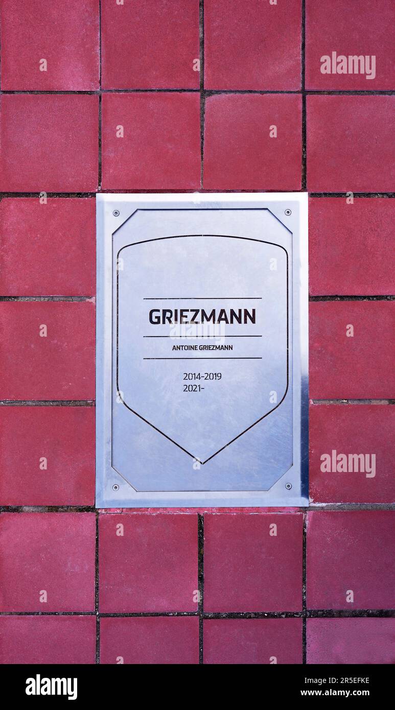 Piatti con i nomi dei giocatori souvenir in vendita nel negozio dell'arena Civitas Metropolitano, lo stadio ufficiale dell'FC Athletic Foto Stock