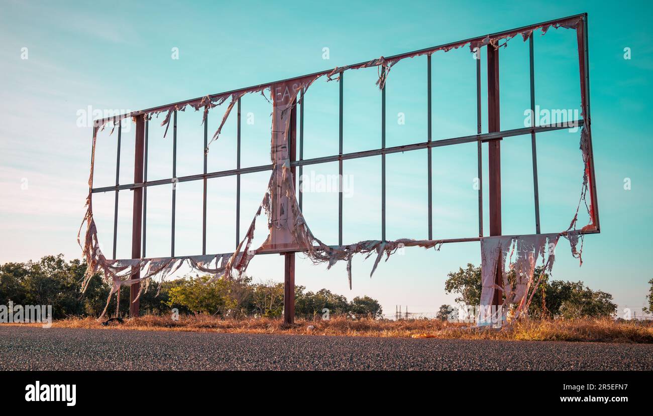 Un cartellone nel territorio del Nord (Australia) con solo le vestigia di quella che una volta era una campagna pubblicitaria Foto Stock