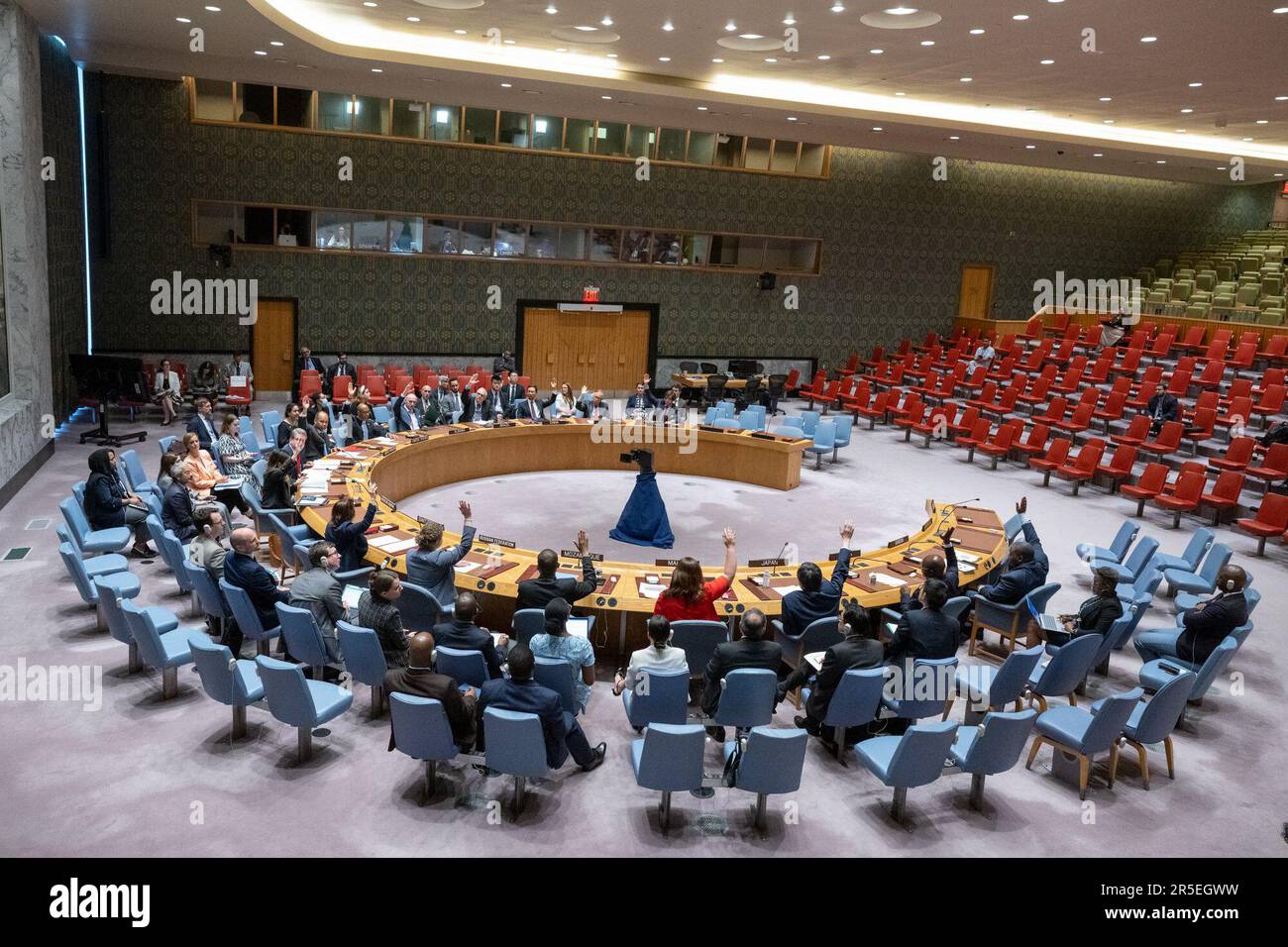 (230603) -- NAZIONI UNITE, 3 giugno 2023 (Xinhua) -- questa foto scattata il 2 giugno 2023 mostra i membri del Consiglio di sicurezza delle Nazioni Unite che votano sulla Missione integrata di assistenza alla transizione delle Nazioni Unite in Sudan (UNITAMS) presso la sede delle Nazioni Unite a New York. Venerdì il Consiglio di sicurezza delle Nazioni Unite ha deciso di prorogare il mandato dell'UNITAMS fino al 3 dicembre di quest'anno. Credit: Notizie dal vivo su Xinhua/Alamy Foto Stock