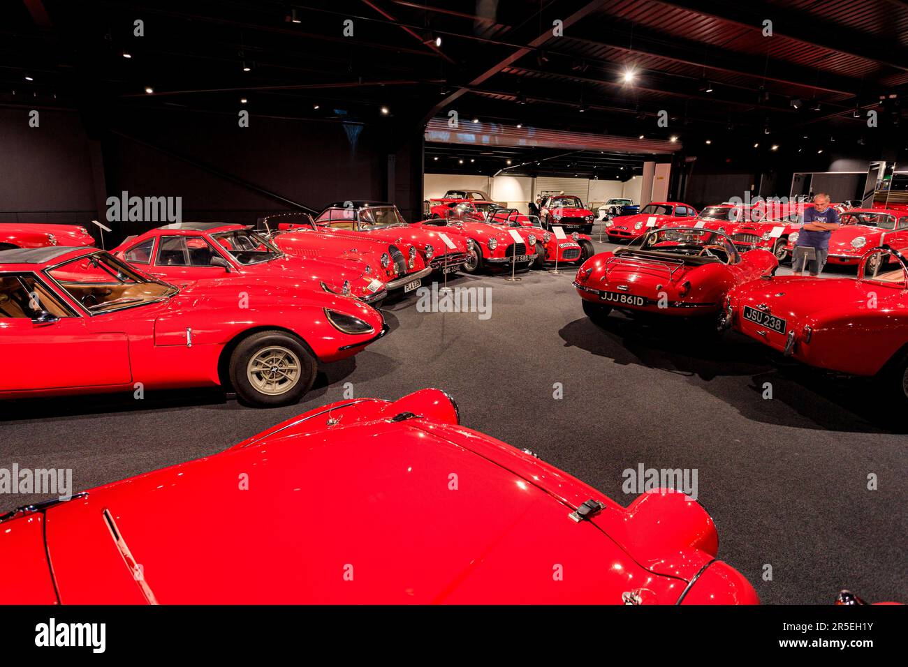Molte diverse sfumature di rosso nella Red Room presso l'Haynes International Motor Museum, Sparkford, Somerset, Regno Unito Foto Stock