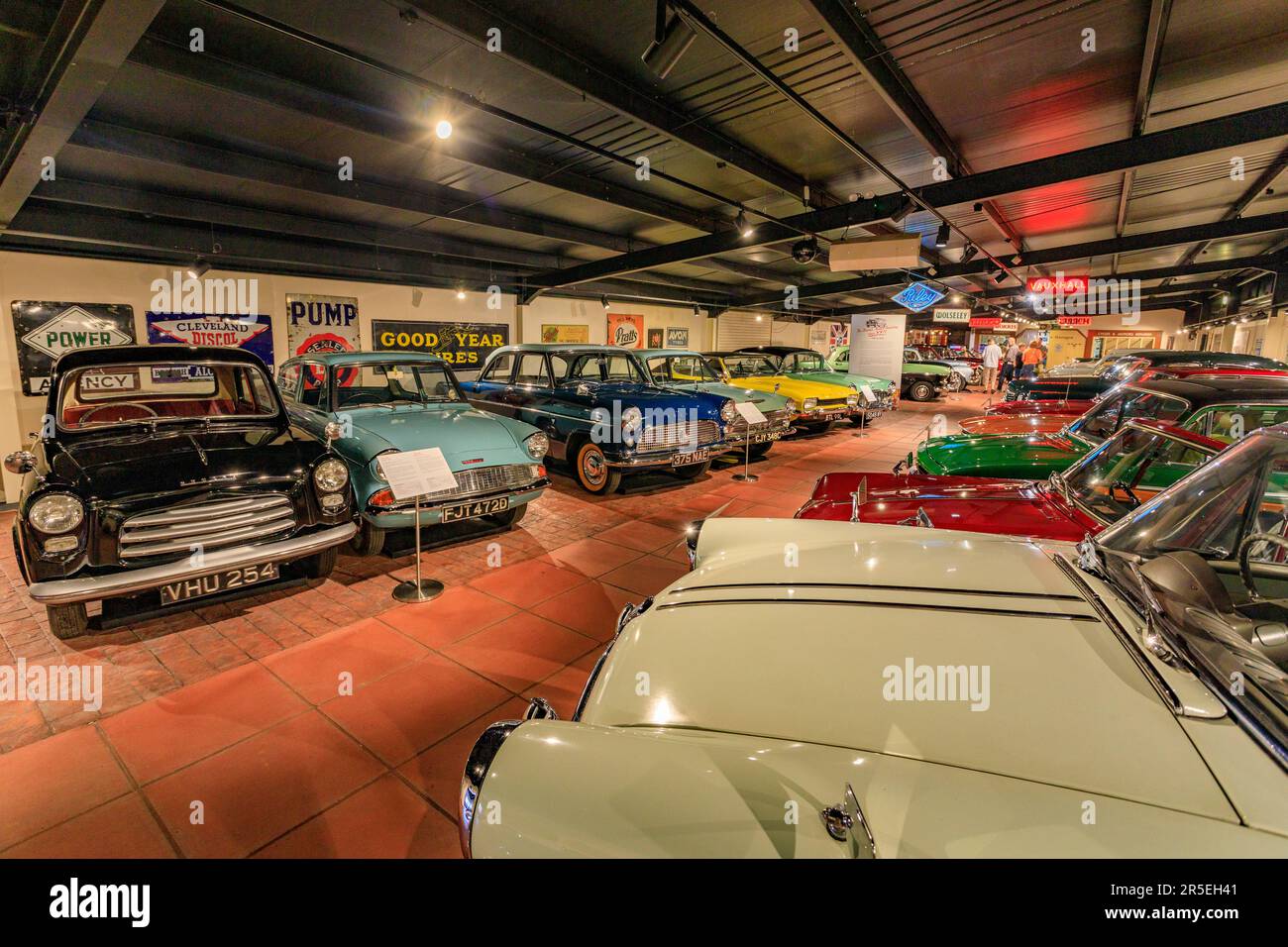 Una selezione di 1950s e 1960s auto a Memory Lane presso l'Haynes International Motor Museum, Sparkford, Somerset, Regno Unito Foto Stock