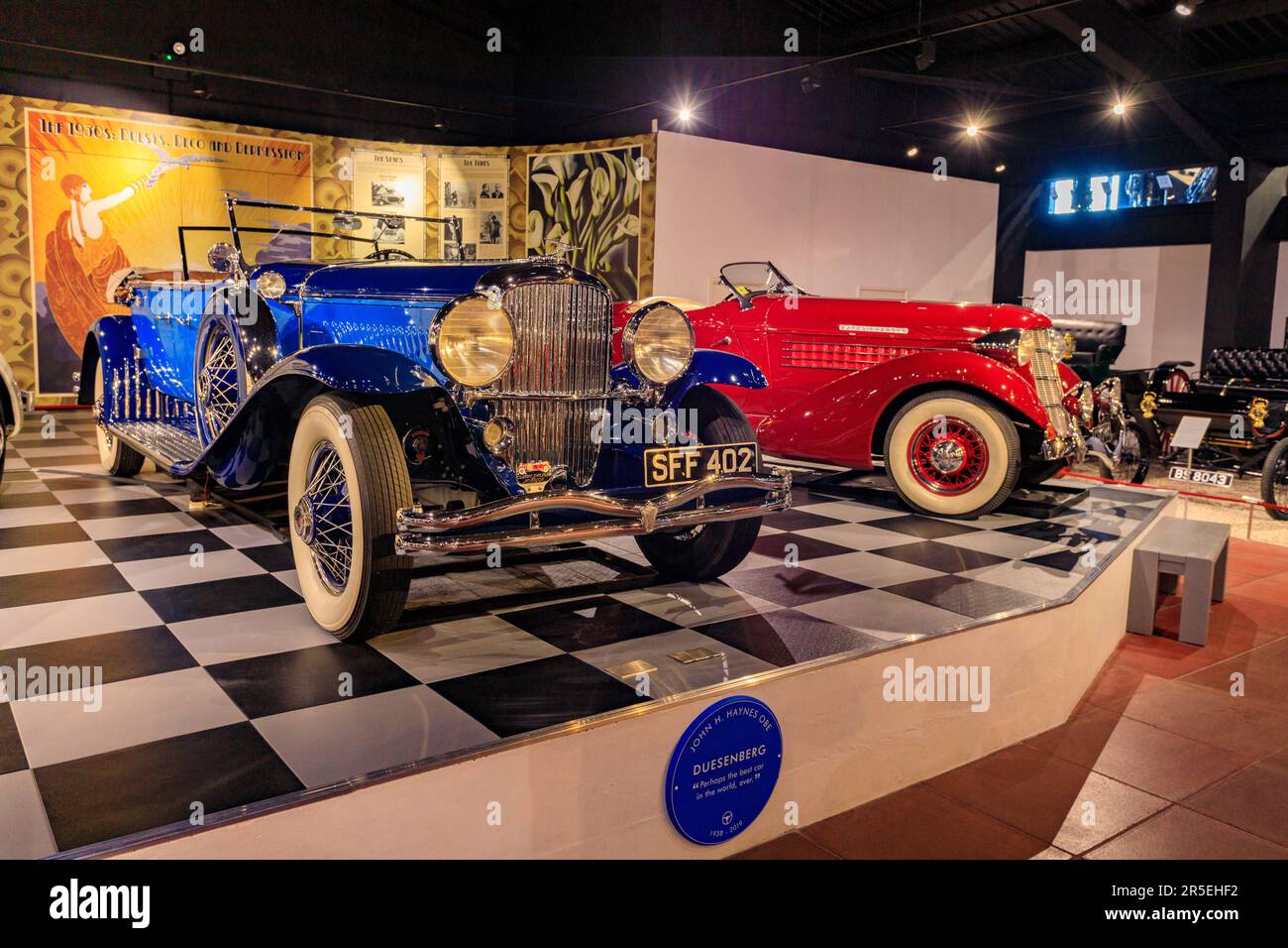 1936 Auburn852 BatTail Speedster e 1931Duesenberg Model J al Haynes International Motor Museum, Sparkford, Somerset, Regno Unito Foto Stock