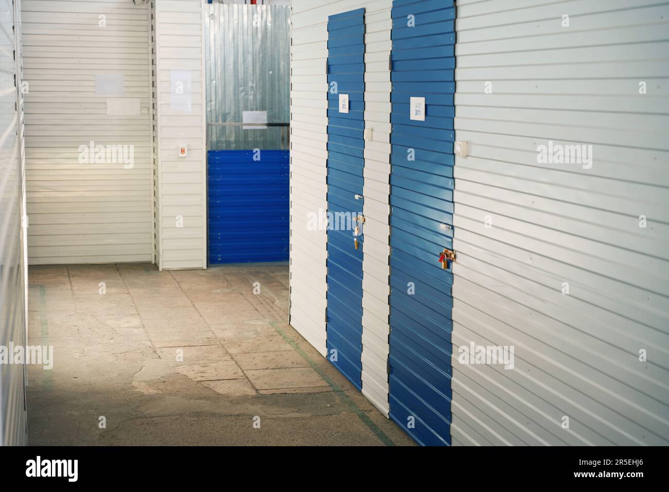 Grande magazzino di stoccaggio al coperto con unità di stoccaggio self-storage Foto Stock