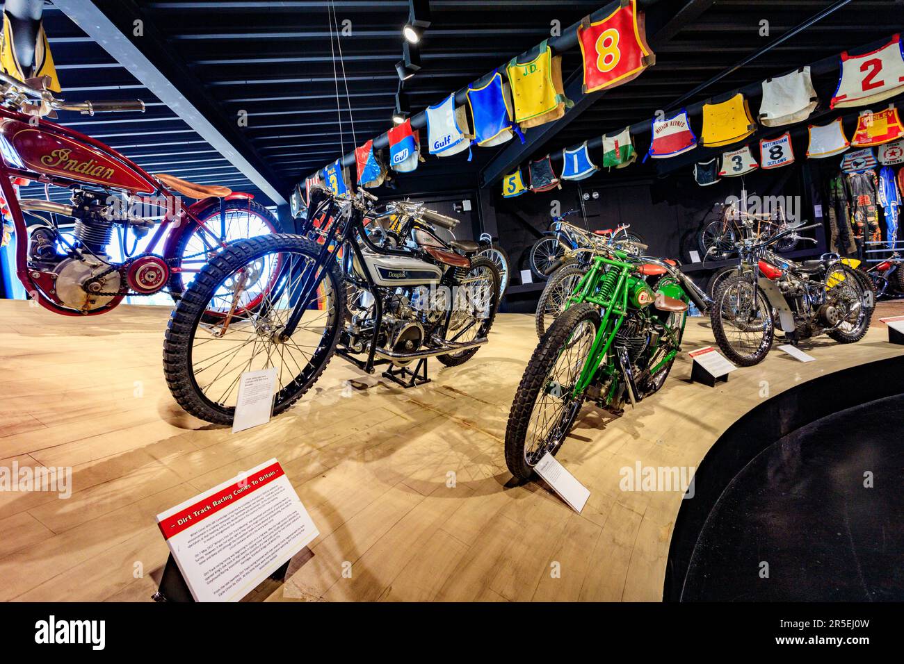Una selezione di motociclette da corsa britanniche in un'esposizione a banked e tavoli per motociclisti all'Haynes International Motor Museum, Sparkford, Somerset, Regno Unito Foto Stock