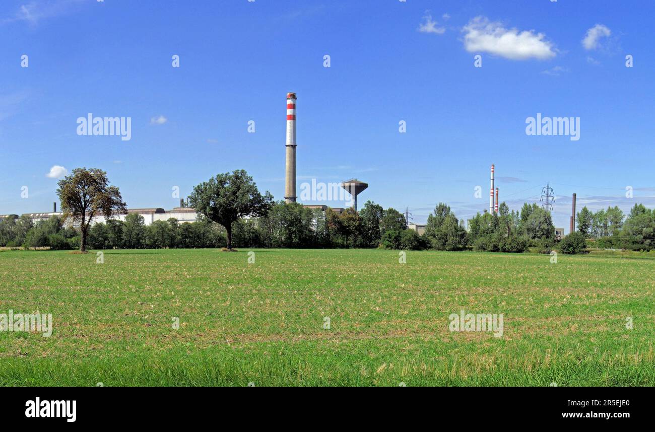 Coppia di stabilimenti nella regione di Ostrava in Repubblica Ceca in primavera Foto Stock